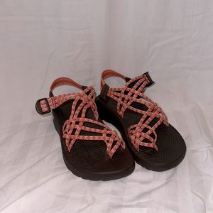 Women’s pink cream chacos size 7, never been worn